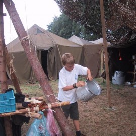 Bruine zeep onder de potten smeren - Scouts en Gidsen Zaventem 